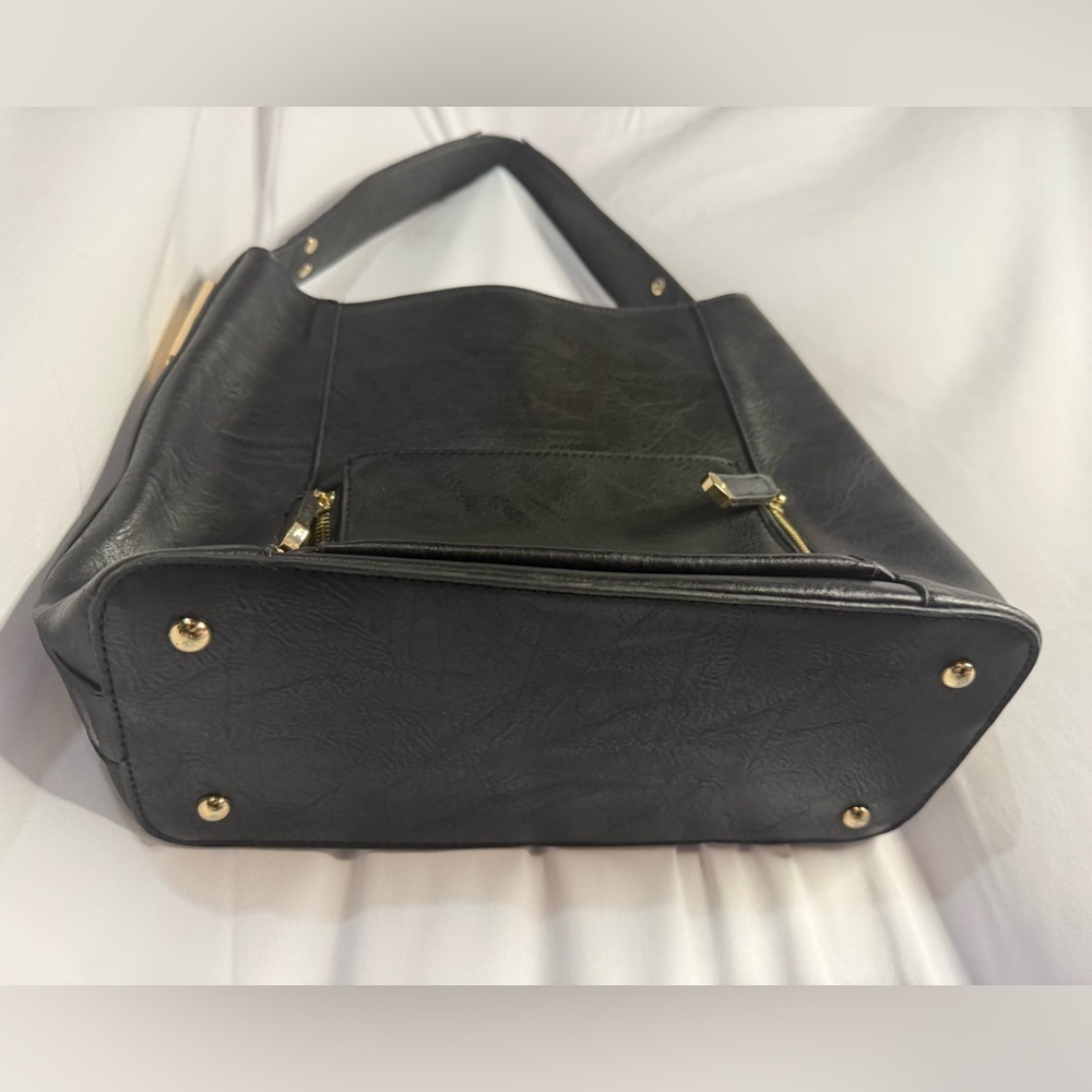 Elegant Black Leather Shoulder Bag With Strap - Picture 4 of 7